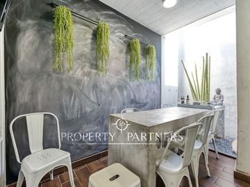 Moderna y excelentes terminaciones en condominio consolidado.
