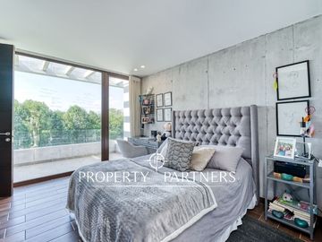 Moderna y excelentes terminaciones en condominio consolidado.
