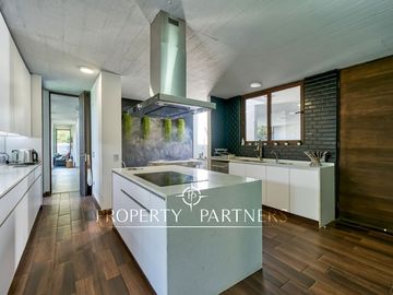 Moderna y excelentes terminaciones en condominio consolidado.