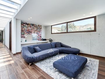 Moderna y excelentes terminaciones en condominio consolidado.