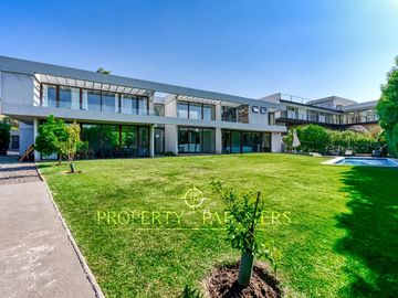 Moderna y excelentes terminaciones en condominio consolidado.
