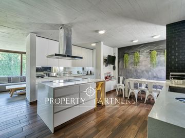 Moderna y excelentes terminaciones en condominio consolidado.