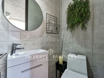 Moderna y excelentes terminaciones en condominio consolidado.