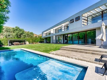 Moderna y excelentes terminaciones en condominio consolidado.