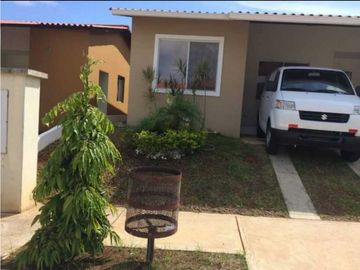VENDO CASA,  EN LA ARBOLEDA 3R