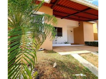 VENDO CASA,  EN LA ARBOLEDA 3R