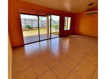 VENDO CASA,  EN LA ARBOLEDA 3R