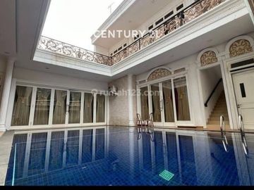 Rumah Luas Dengan Kolam Renang Di Duren Sawit Jakarta Timur