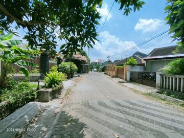 Rumah klasik murah dengan tanah luas dalam perumahan