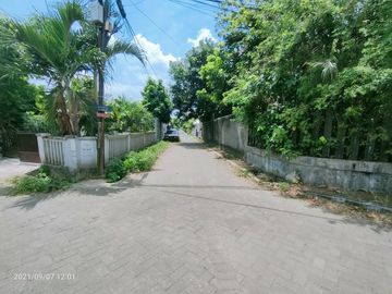 Rumah klasik murah dengan tanah luas dalam perumahan