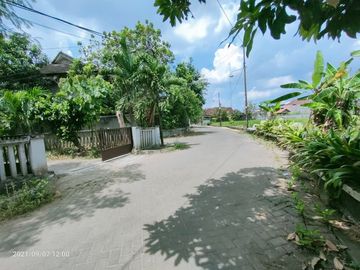 Rumah klasik murah dengan tanah luas dalam perumahan
