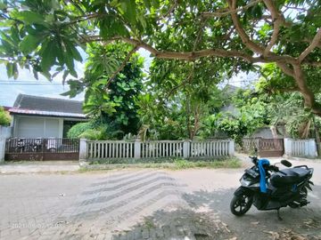Rumah klasik murah dengan tanah luas dalam perumahan