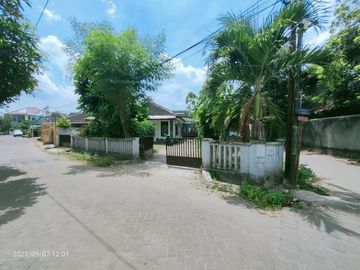 Rumah klasik murah dengan tanah luas dalam perumahan