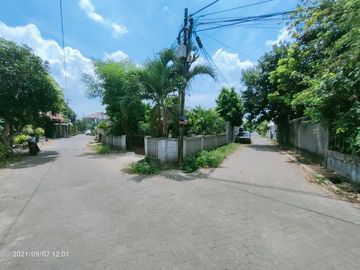 Rumah klasik murah dengan tanah luas dalam perumahan