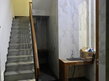 Rumah Mewah di Gayungsari Dekat Ketintang POLDA Lingkungan Elit
