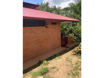 VENTA DE CASA + TERRENO BUEN CLIMA