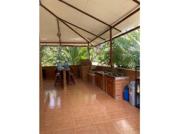 VENTA DE CASA + TERRENO BUEN CLIMA