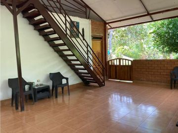 VENTA DE CASA + TERRENO BUEN CLIMA