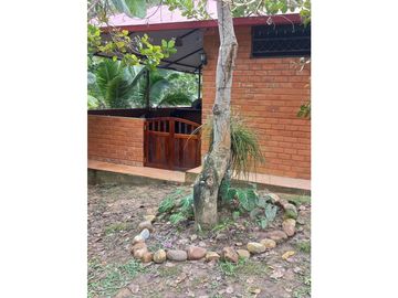 VENTA DE CASA + TERRENO BUEN CLIMA