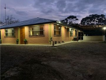 VENTA DE CASA + TERRENO BUEN CLIMA
