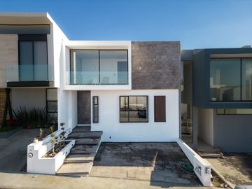 CASA NUEVA, MODERNA EN VENTA LOMALTA, MORELIA CASA CLUB, GIMNASIO, CANCHAS, ETC.