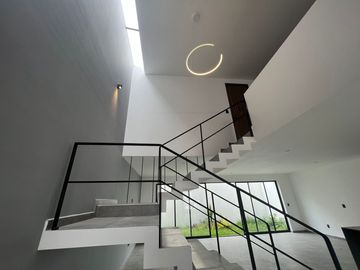 CASA NUEVA, MODERNA EN VENTA LOMALTA, MORELIA CASA CLUB, GIMNASIO, CANCHAS, ETC.
