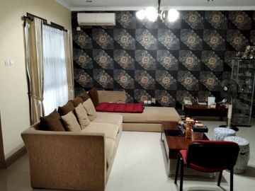 RUMAH DI JUAL BANGUNAN LUAS TANAH LUAS DEKAT PERBELANJAAN DAN PENDIDIKAN SIAP HUNI BERSAMA KELUARGA TERCINTA