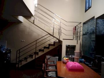 RUMAH DI JUAL BANGUNAN LUAS TANAH LUAS DEKAT PERBELANJAAN DAN PENDIDIKAN SIAP HUNI BERSAMA KELUARGA TERCINTA