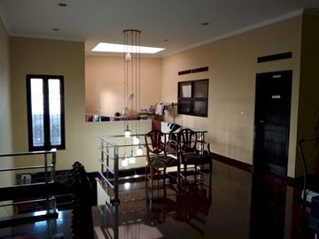RUMAH DI JUAL BANGUNAN LUAS TANAH LUAS DEKAT PERBELANJAAN DAN PENDIDIKAN SIAP HUNI BERSAMA KELUARGA TERCINTA