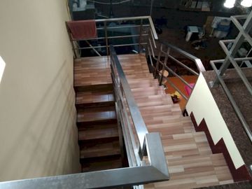 RUMAH DI JUAL BANGUNAN LUAS TANAH LUAS DEKAT PERBELANJAAN DAN PENDIDIKAN SIAP HUNI BERSAMA KELUARGA TERCINTA