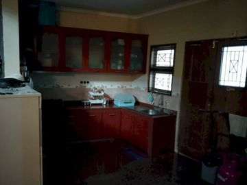 RUMAH DI JUAL BANGUNAN LUAS TANAH LUAS DEKAT PERBELANJAAN DAN PENDIDIKAN SIAP HUNI BERSAMA KELUARGA TERCINTA