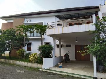 RUMAH DI JUAL BANGUNAN LUAS TANAH LUAS DEKAT PERBELANJAAN DAN PENDIDIKAN SIAP HUNI BERSAMA KELUARGA TERCINTA