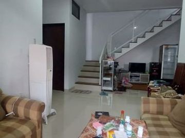 Rumah di Meruyung, Bagus 2Lt, Semi Furnish, Hoek, di Pelita