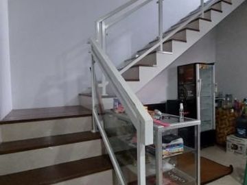 Rumah di Meruyung, Bagus 2Lt, Semi Furnish, Hoek, di Pelita