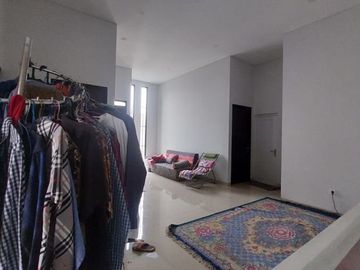 Rumah di Meruyung, Bagus 2Lt, Semi Furnish, Hoek, di Pelita