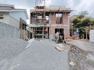 Rumah Mewah Full Furnish dengan Kolam Renang Pribadi