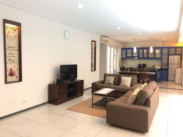 Rumah minimalis ada kolam renang dijalan ciniru