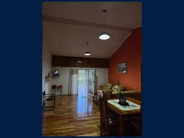 Casa en 2 Plantas y Local Comercial