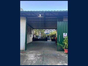 Casa en 2 Plantas y Local Comercial