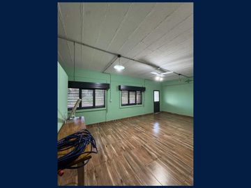 Casa en 2 Plantas y Local Comercial