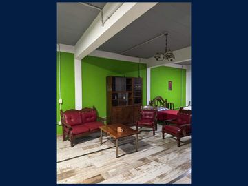 Casa en 2 Plantas y Local Comercial