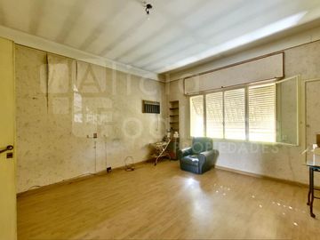 Casa de 3 ambientes en Devoto sobre Lote Propio c/ Dependencia mas Departamento de 2 ambientes