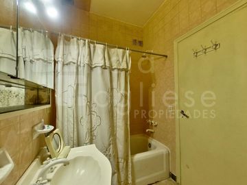 Casa de 3 ambientes en Devoto sobre Lote Propio c/ Dependencia mas Departamento de 2 ambientes