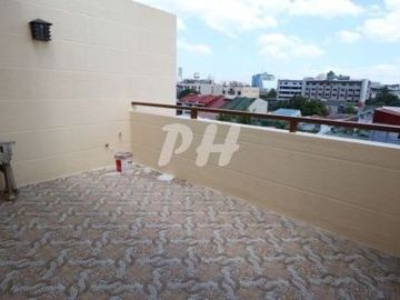 Classic Townhouse for Sale in Kamias near Mindanao Avenue PH1001
