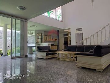 Rumah besar lokasi terbaik dan strategis di Surya Setra