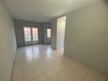 Casa de 3 ambientes en venta en  Berazategui