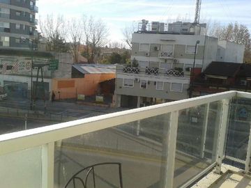 Departamento de 3 ambientes con balcón aterrazado.