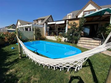 Casa en venta de 4 dorm./Piscina/Quincho en Condominio