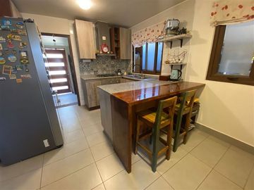 Casa en venta de 4 dorm./Piscina/Quincho en Condominio