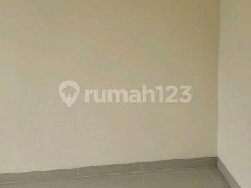 Siap Huni, 2 Lantai, Dekat Pusat Perbelanjaan, Dekat Akses Tol,
